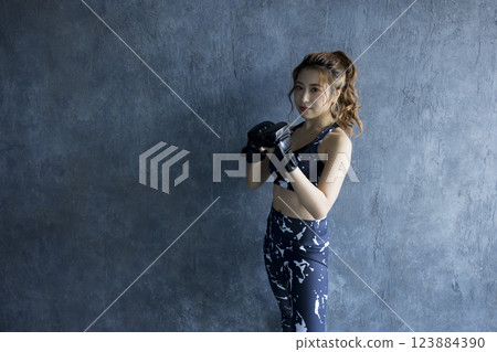 一個女人誰做拳擊 123884390