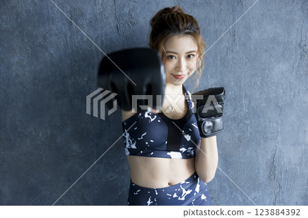 一個女人誰做拳擊 123884392