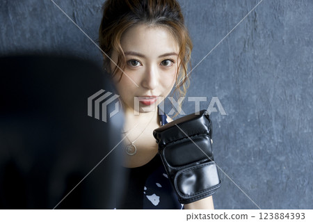 A woman who makes boxing 123884393