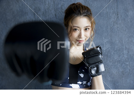 一個女人誰做拳擊 123884394