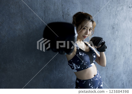 一個女人誰做拳擊 123884398