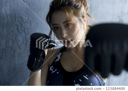 一個女人誰做拳擊 123884400