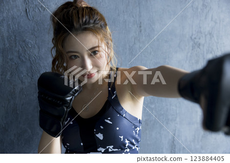 一個女人誰做拳擊 123884405