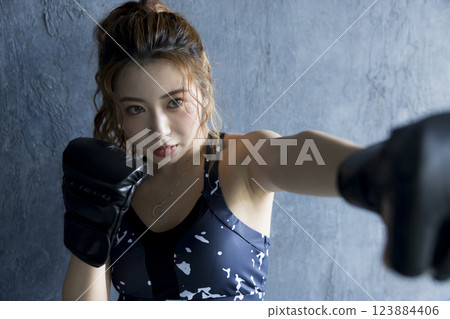 一個女人誰做拳擊 一個女人誰做拳擊 123884406