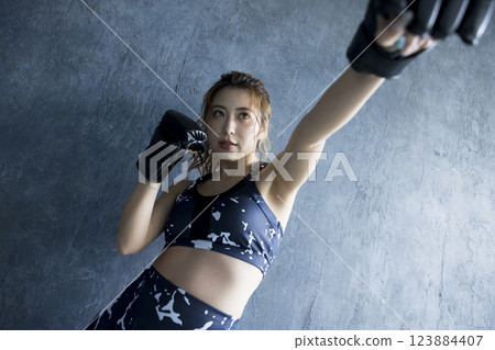 A woman who makes boxing 123884407
