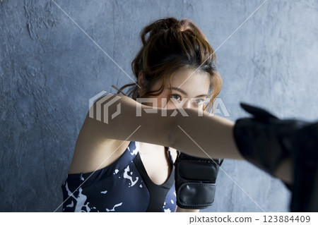一個女人誰做拳擊 一個女人誰做拳擊 123884409