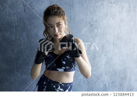 一個女人誰做拳擊 123884413