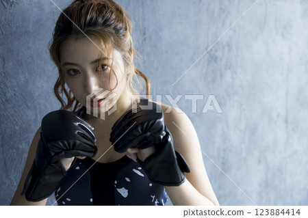 一個女人誰做拳擊 123884414
