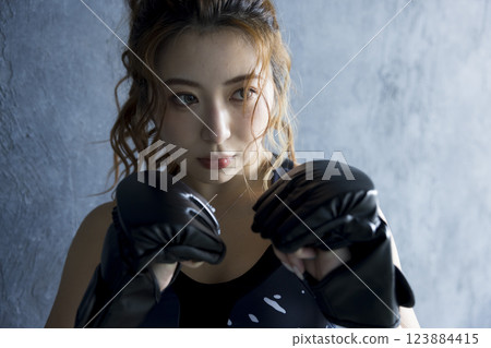 一個女人誰做拳擊 123884415