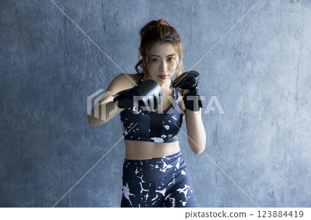 一個女人誰做拳擊 123884419