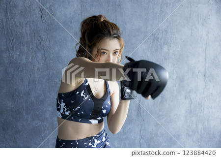 一個女人誰做拳擊 123884420