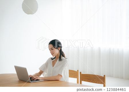 一個女人使用電腦 123884461