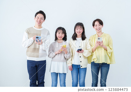 父母與孩子使用智慧型手機 家庭 父母與孩子使用智慧型手機 家庭 123884473