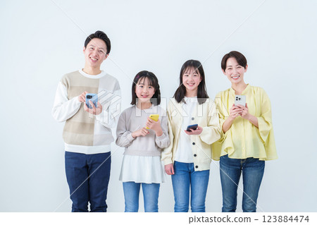 父母與孩子使用智慧型手機 家庭 父母與孩子使用智慧型手機 家庭 123884474