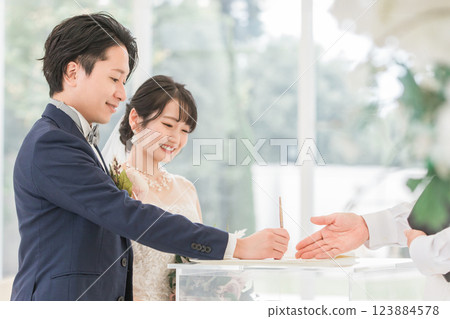 新娘和新郎在婚禮上簽署結婚證書/結婚誓言 123884578