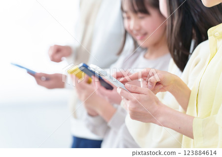 Profile of parent and child using smartphone Profile of parent and child using smartphone 123884614