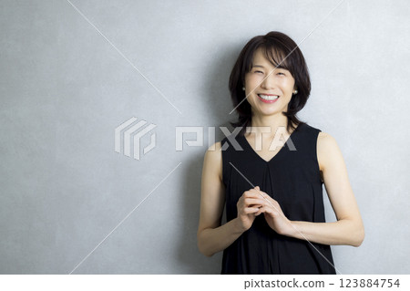 中年婦女做演講 123884754