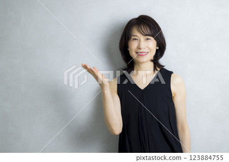 中年婦女做演講 123884755