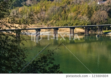 不變的仁淀川風景與沉橋 123884804