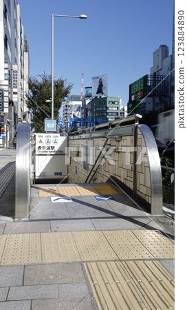 Tokyo Metro Ginza Line, Hanzomon Line, Chiyoda Line, Omotesando Station Exit B2 123884890