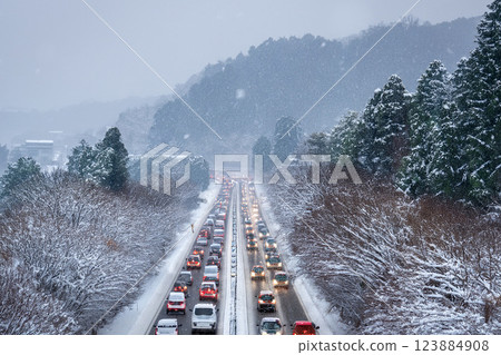 Snowy mountain path 123884908