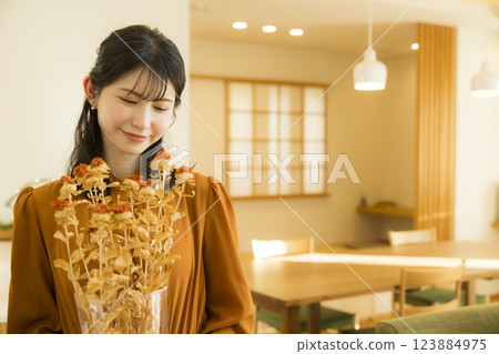 裝飾乾燥花的婦女 123884975