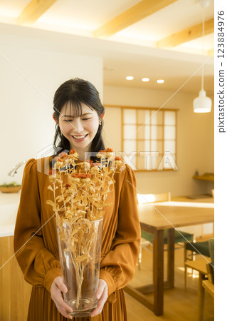 裝飾乾燥花的婦女 123884976