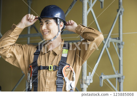 A man working at a construction site 123885008