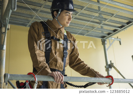 一名男子在建築地盤工作 123885012