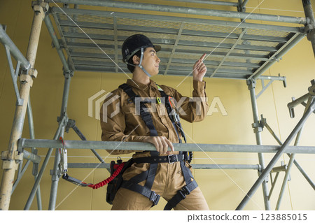 A man working at a construction site 123885015