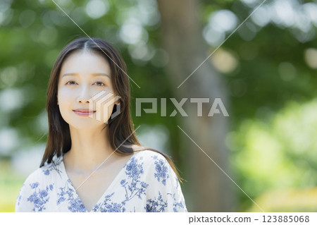 一個女人在新鮮的綠色 123885068