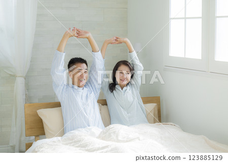 老年夫婦在床上伸展身體 123885129