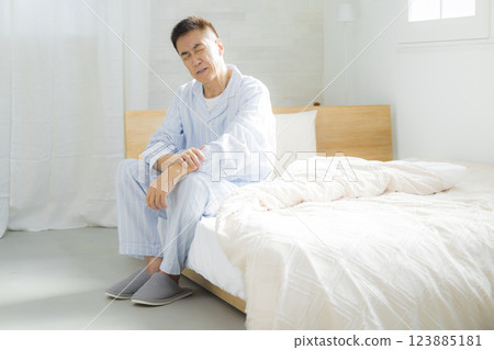 Senior man in bed feeling unwell Senior man in bed feeling unwell 123885181