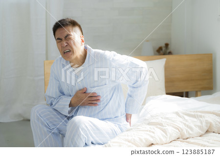 老人臥床不適 123885187