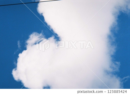 在藍天的白色雲彩 在藍天的白色雲彩 123885424