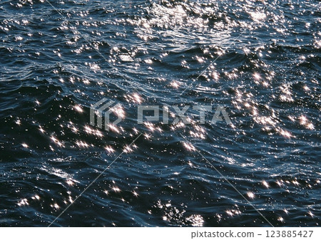 閃閃發光的海平面 閃閃發光的海平面 123885427