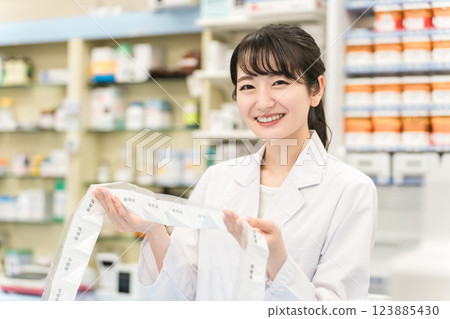 在藥房或藥店使用自動包裝機配製粉劑、配藥和處方的藥劑師 123885430