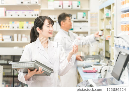 在藥房、醫院、藥店的配藥室工作的藥劑師(處方、藥品、補充劑) 在藥房、醫院、藥店的配藥室工作的藥劑師(處方、藥品、補充劑) 123886224