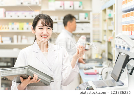 在藥房、醫院、藥店的配藥室工作的藥劑師(處方、藥品、補充劑) 在藥房、醫院、藥店的配藥室工作的藥劑師(處方、藥品、補充劑) 123886225