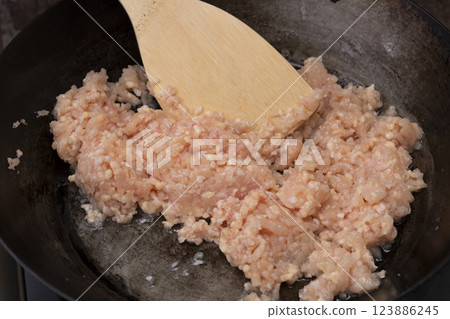 雞肉碎的製作過程 雞肉碎的製作過程 123886245