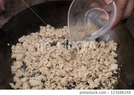 雞肉碎的製作過程 123886248