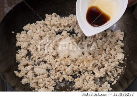 雞肉碎的製作過程 雞肉碎的製作過程 123886252