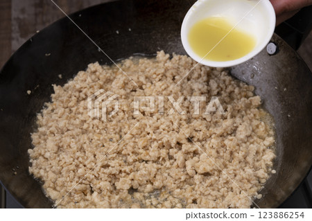 The process of making minced chicken 123886254