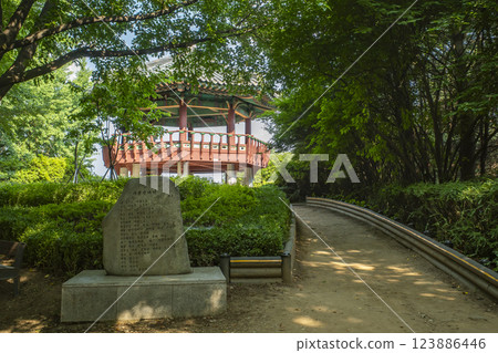 A Korean house surrounded by fresh greenery 123886446