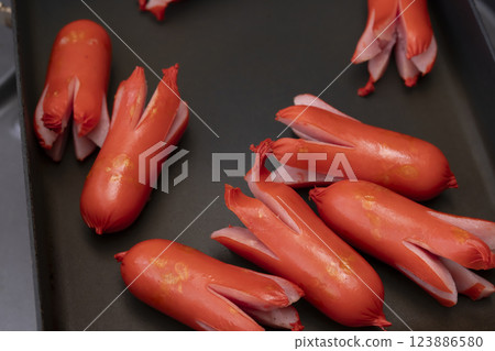 將章魚香腸放入煎鍋中煎炸 123886580