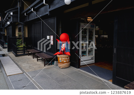 日本 2024 年 4 月：日本岐阜縣高山市的 Takayama furuimachinami。 123887619