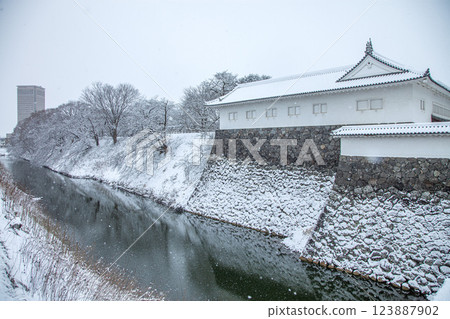 Higashi Otemon Gate in winter 123887902