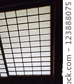 由於潮濕，障子屏風出現了皺紋。 123888075