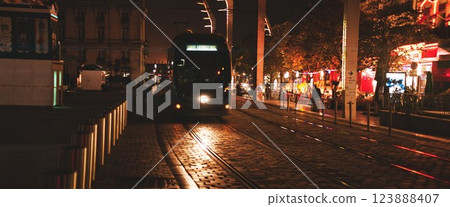 法國波爾多車站前行駛的電車 法國波爾多車站前行駛的電車 123888407