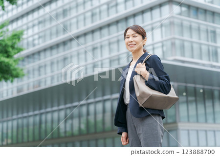 穿著西裝的中年婦女 123888700